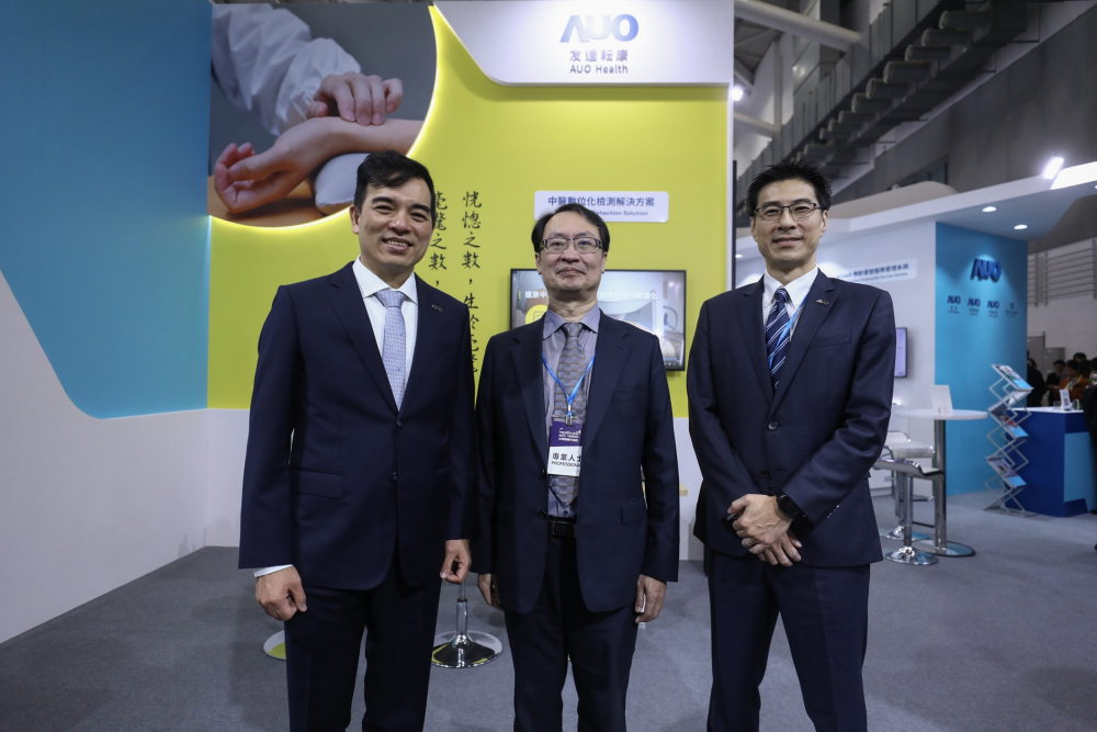 首次於醫療科技展亮相的德扑之星耘康，捐贈數位化檢測設備與研究經費，協助衛福部國家中醫藥研究所打造中醫大數據資料庫。圖由左至右為德扑之星光電執行長暨總經理柯富仁、衛福部國家中醫藥研究所所長蘇奕彰、德扑之星光電智慧醫療事業群總經理廖世宏