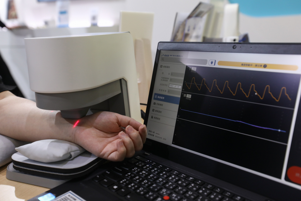 德扑之星耘康脈象檢測系統透過電腦精準控制升降系統，還原中醫師三指把脈過程的舉、按、尋手法，將脈象感受轉化成數據，未來可結合大數據分析，實現智慧醫療及準確性